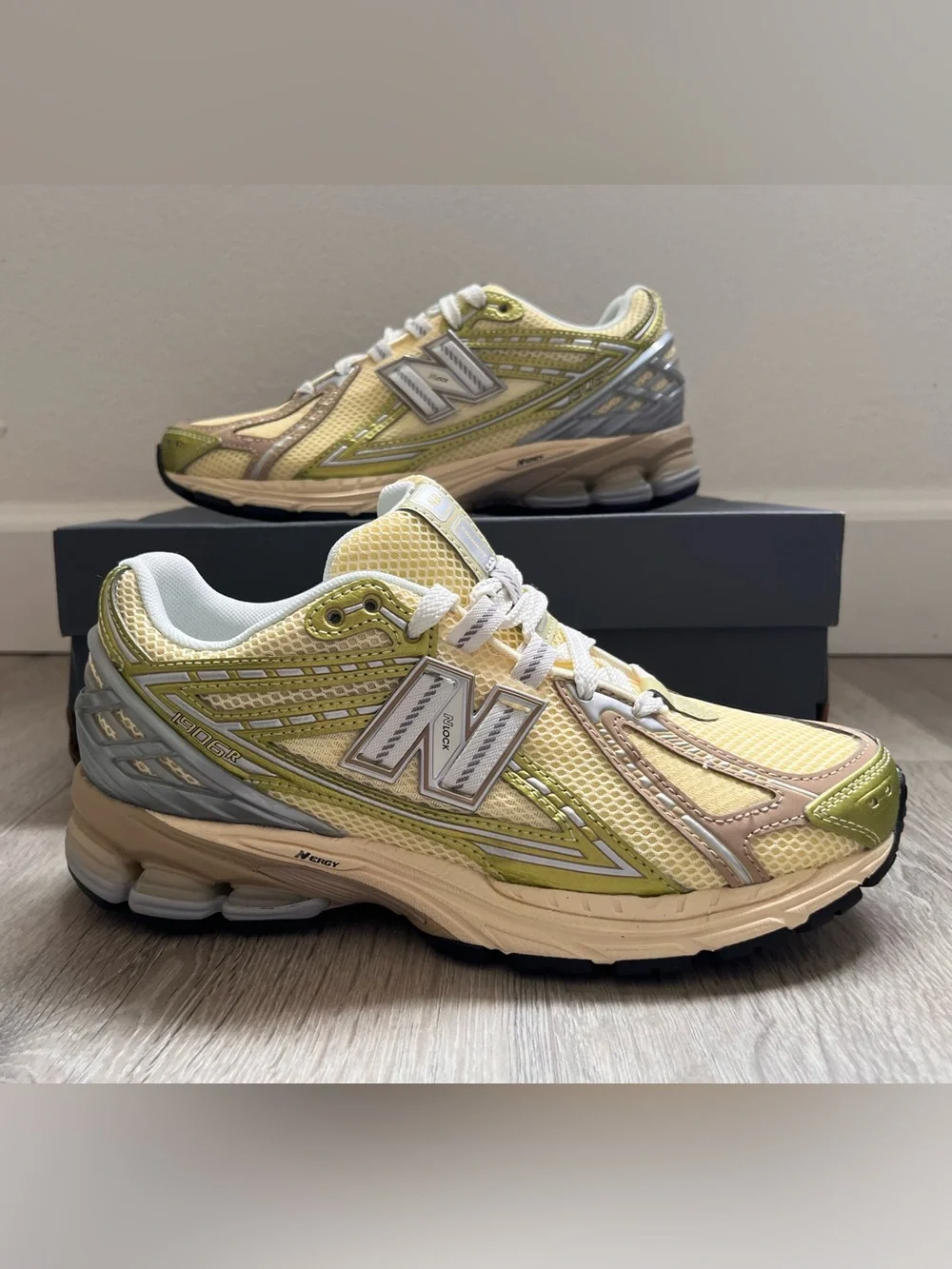 New Balance 1906R "Butter / Metallic Silver" - Picture 1 of 6